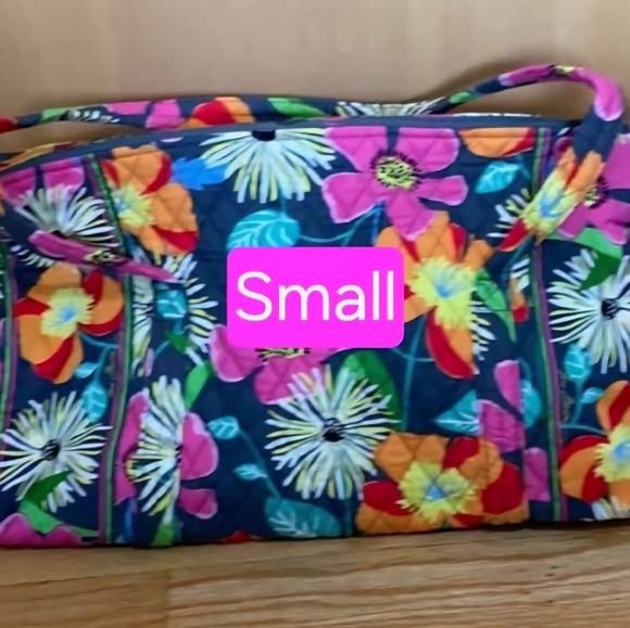 Vera Bradley small Duffel Bag - excellent condition - 20 L X 13 W - Picture 1 of 1